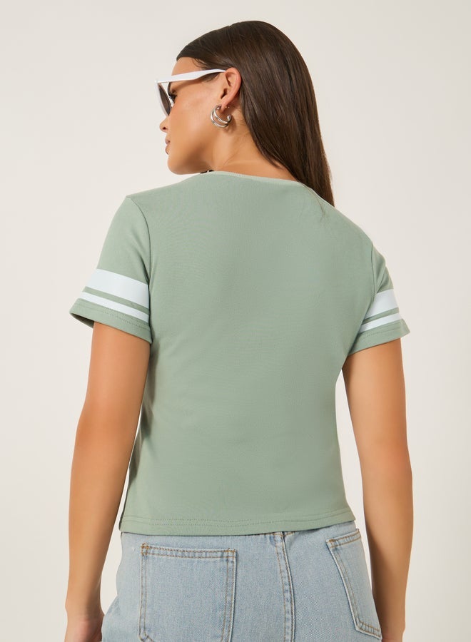 ستايلي تيشيرت قصير ضيق بطبعة فيرسيتي - Image 4